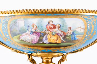 Coupe creuse de forme navette en porcelaine...