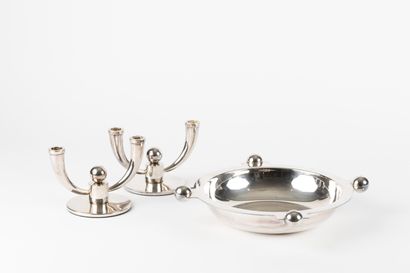 COUPE ET PAIRE DE CANDELABRES en métal argenté...