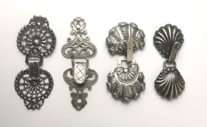 QUATRE PAIRES D'AGRAFES DE CAPE en argent...