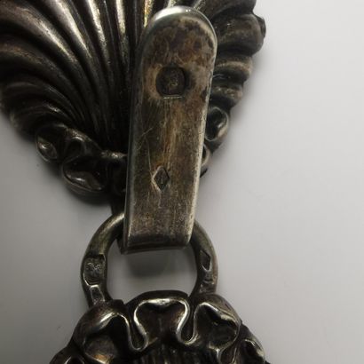 QUATRE PAIRES D'AGRAFES DE CAPE en argent...