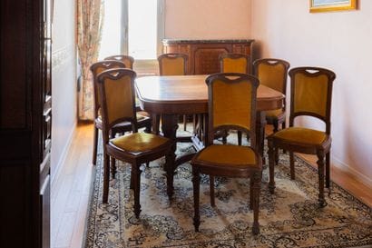 Mobilier de salle à manger en chêne mouluré...