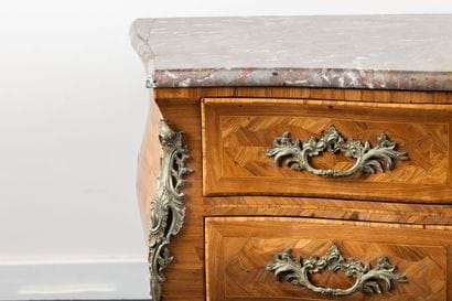 Commode bombée et galbée en façade et sur...