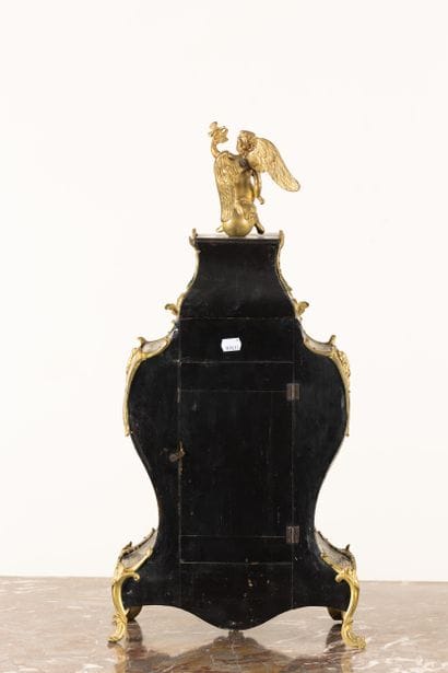 Cartel de forme violonnée en marqueterie...