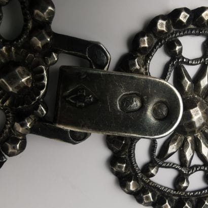 QUATRE PAIRES D'AGRAFES DE CAPE en argent...