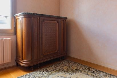 Mobilier de salle à manger en chêne mouluré...
