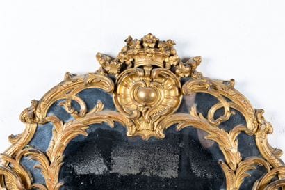 Grand miroir à parecloses en bois sculpté...