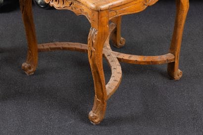 Paire de chaises en hêtre mouluré et sculpté...