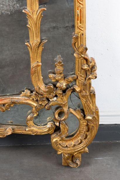 Grand miroir à parecloses en bois sculpté...