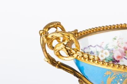 Coupe creuse de forme navette en porcelaine...
