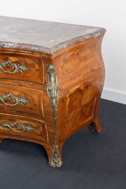 Commode bombée et galbée en façade et sur...