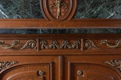 Mobilier de salle à manger en chêne mouluré...