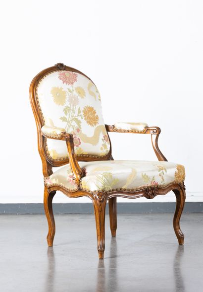 Fauteuil à dossier plat en hêtre mouluré...