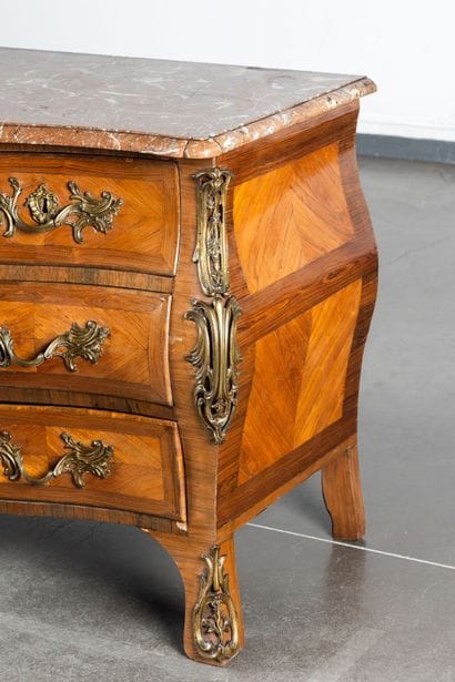 Commode en marqueterie de bois de rose et...