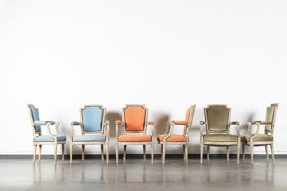 Suite de six fauteuils en bois laqué gris,...