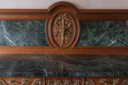 Mobilier de salle à manger en chêne mouluré...