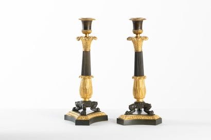 Paire de bougeoirs en bronze doré et patiné...