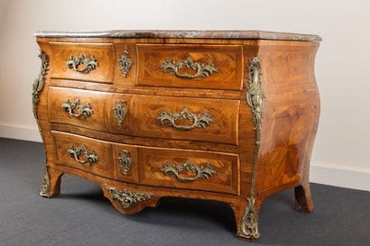 Commode bombée et galbée en façade et sur...