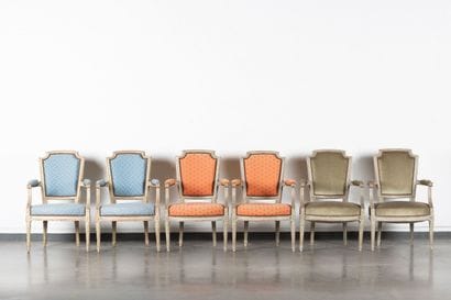 Suite de six fauteuils en bois laqué gris,...