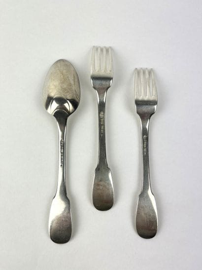 COUVERT ET FOURCHETTE DE TABLE en argent...