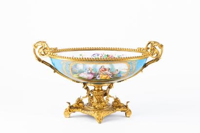 Coupe creuse de forme navette en porcelaine...