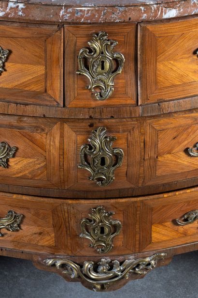 Commode en marqueterie de bois de rose et...