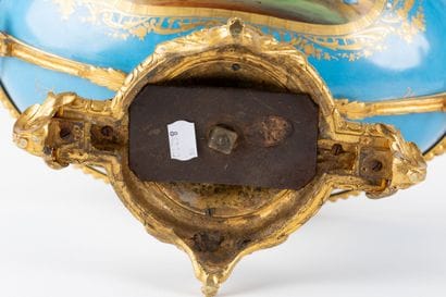 Coupe creuse de forme navette en porcelaine...