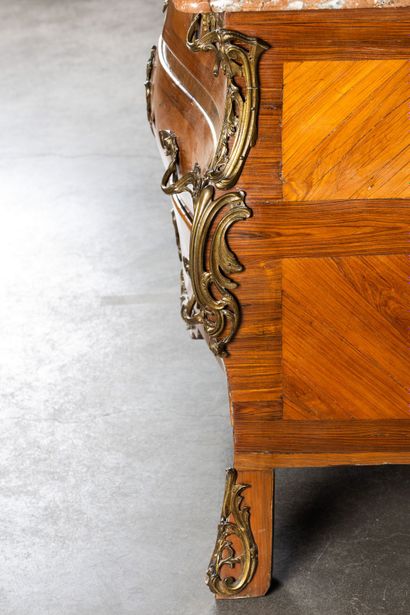 Commode en marqueterie de bois de rose et...