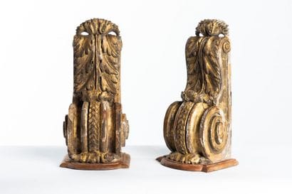 Paire de consoles en chêne sculpté, mouluré...