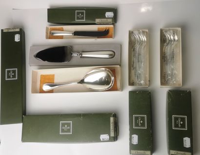 MENAGERE DE TABLE en métal argenté (132 pièces)....