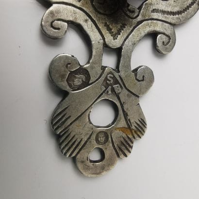 QUATRE PAIRES D'AGRAFES DE CAPE en argent...