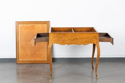 Table tric-trac en merisier. Plateau amovible...