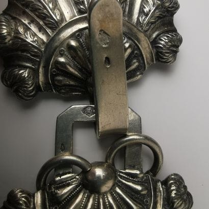 QUATRE PAIRES D'AGRAFES DE CAPE en argent...