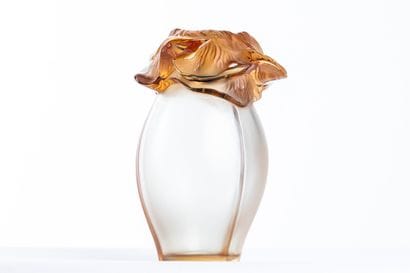 LALIQUE R. France
Vase en verre jaune orangé,...