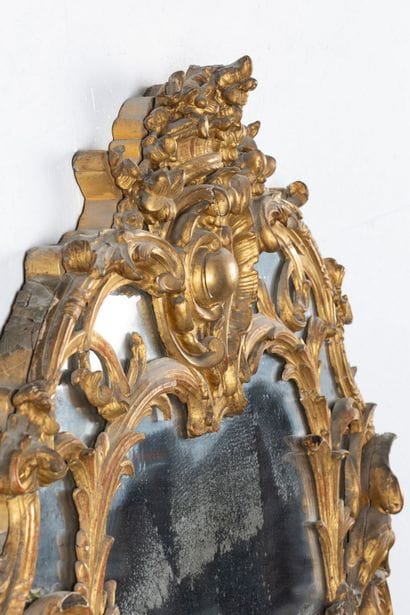 Grand miroir à parecloses en bois sculpté...