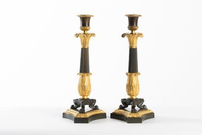 Paire de bougeoirs en bronze doré et patiné...