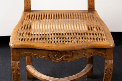 Paire de chaises en hêtre mouluré et sculpté...