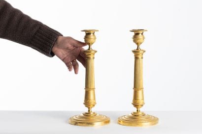 Grande paire de bougeoirs en bronze ciselé...
