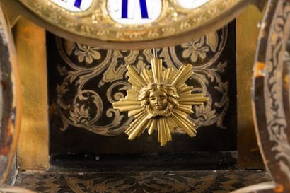 Cartel de forme violonnée en marqueterie...