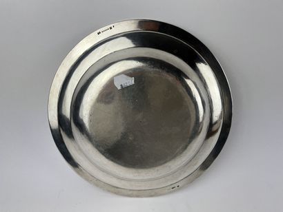 ASSIETTE en métal argenté. CHRISTOFLE, 1844-1860....
