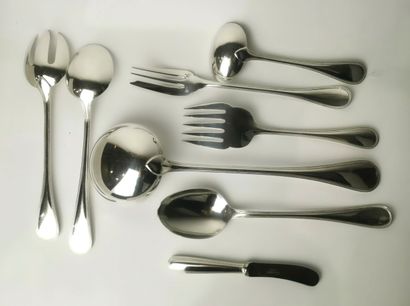 MENAGERE DE TABLE en métal argenté (132 pièces)....