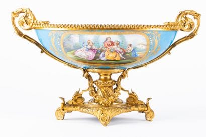 Coupe creuse de forme navette en porcelaine...