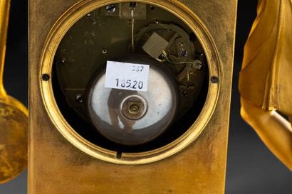 Importante pendule en bronze ciselé et doré...
