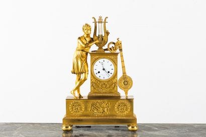 Importante pendule en bronze ciselé et doré...