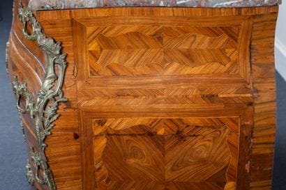 Commode bombée et galbée en façade et sur...