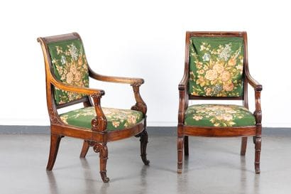 Paire de fauteuils en acajou et placage d'acajou...