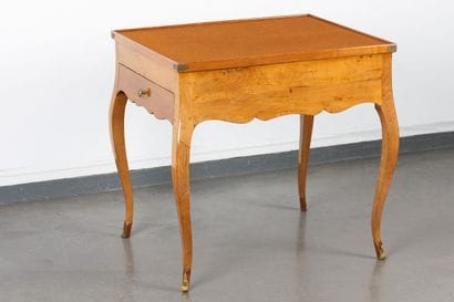 Table tric-trac en merisier. Plateau amovible...
