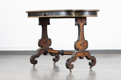 Table de salon en marqueterie, le plateau...