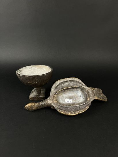 Lotde cinq objets: A box with its lid surmounted...