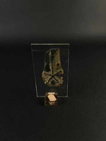 Anthropomorphic plaque in repoussé. Bronze....