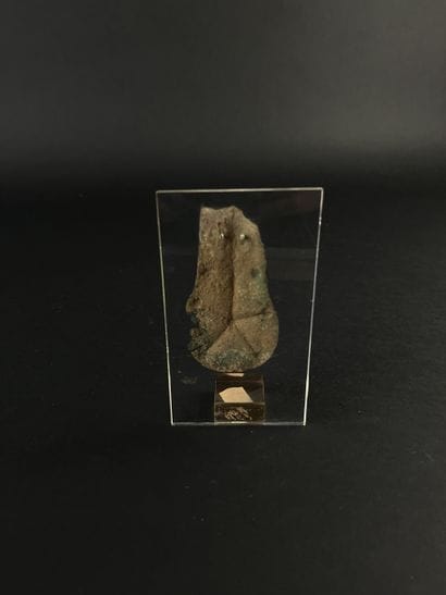 Anthropomorphic plaque in repoussé. Bronze....